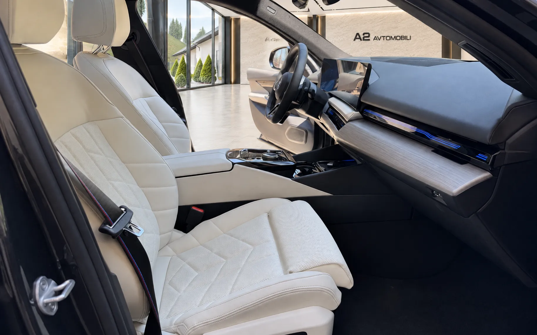 Notranja slika - BMW serija 5: - 540d xDrive Avt.-M-sport-PRO -PANORAMA-BOWERS-HLAJ - 12