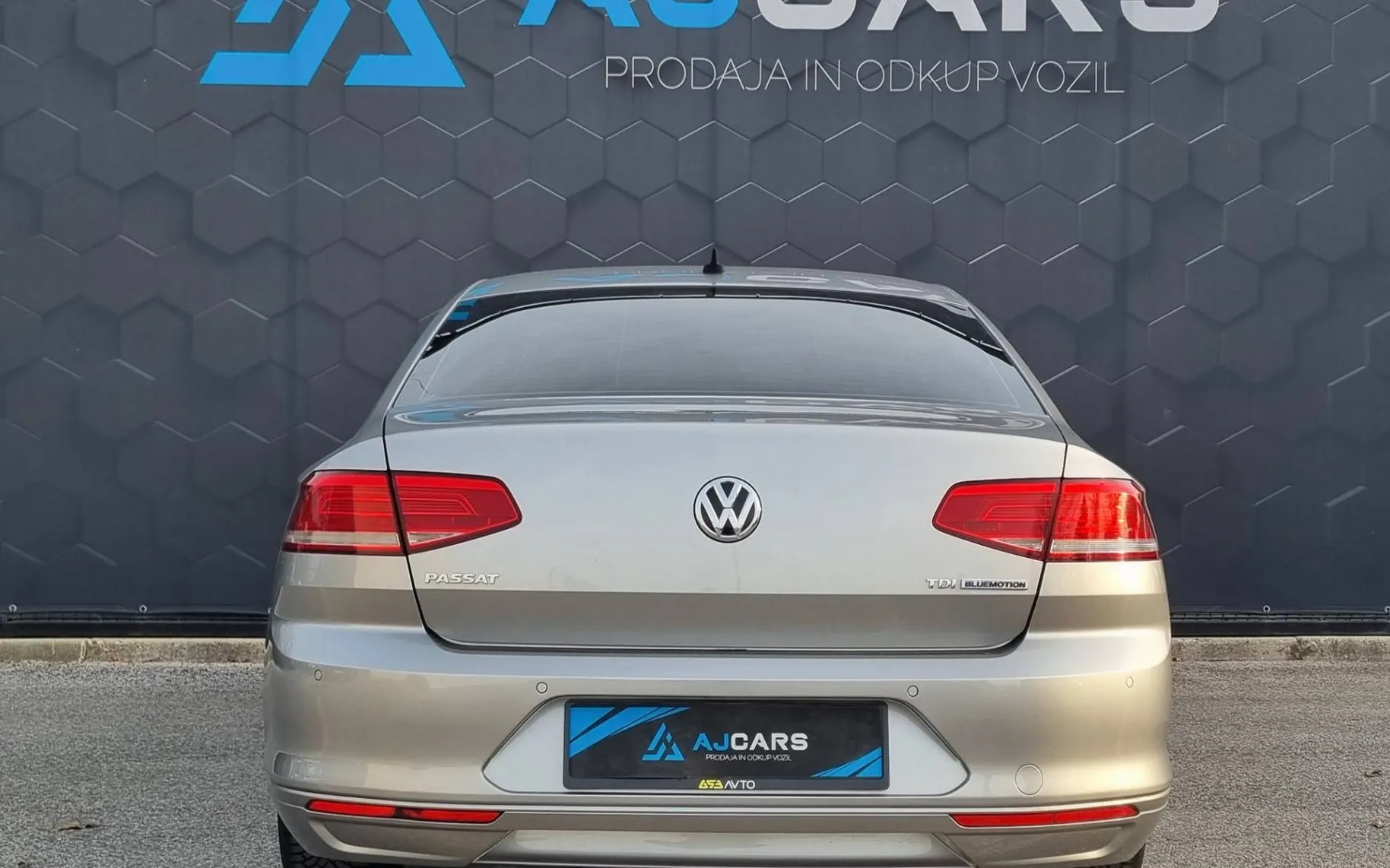 Zunanja slika - VW Passat - 1.6 TDI BMT Comfortline-2XPDC-Navi-Temp-Alu - 6