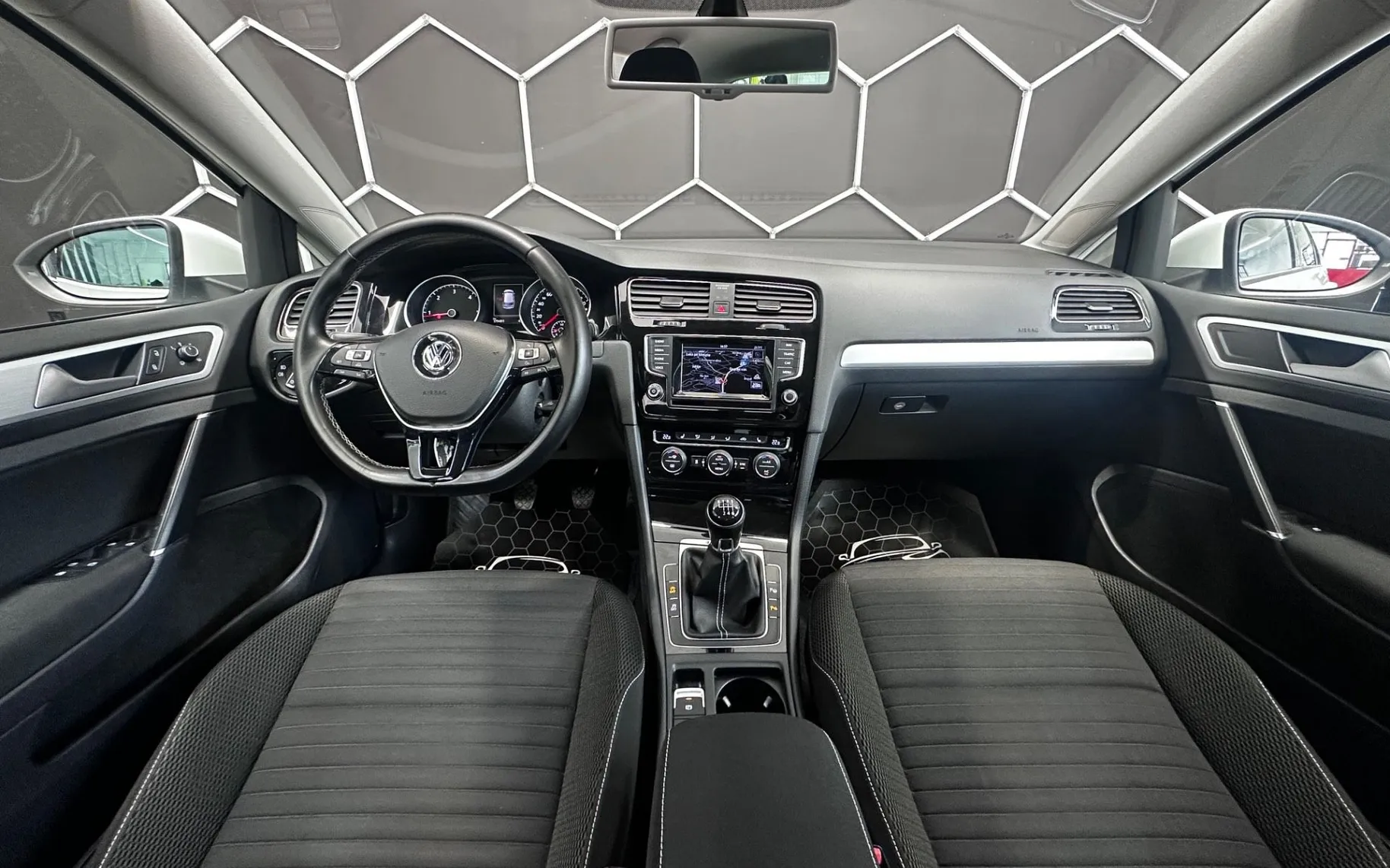 Notranja slika - VW Golf - 4MOTION 2.0 TDI CUP+ LED+NAVI+KLJUKA+PDC - 9