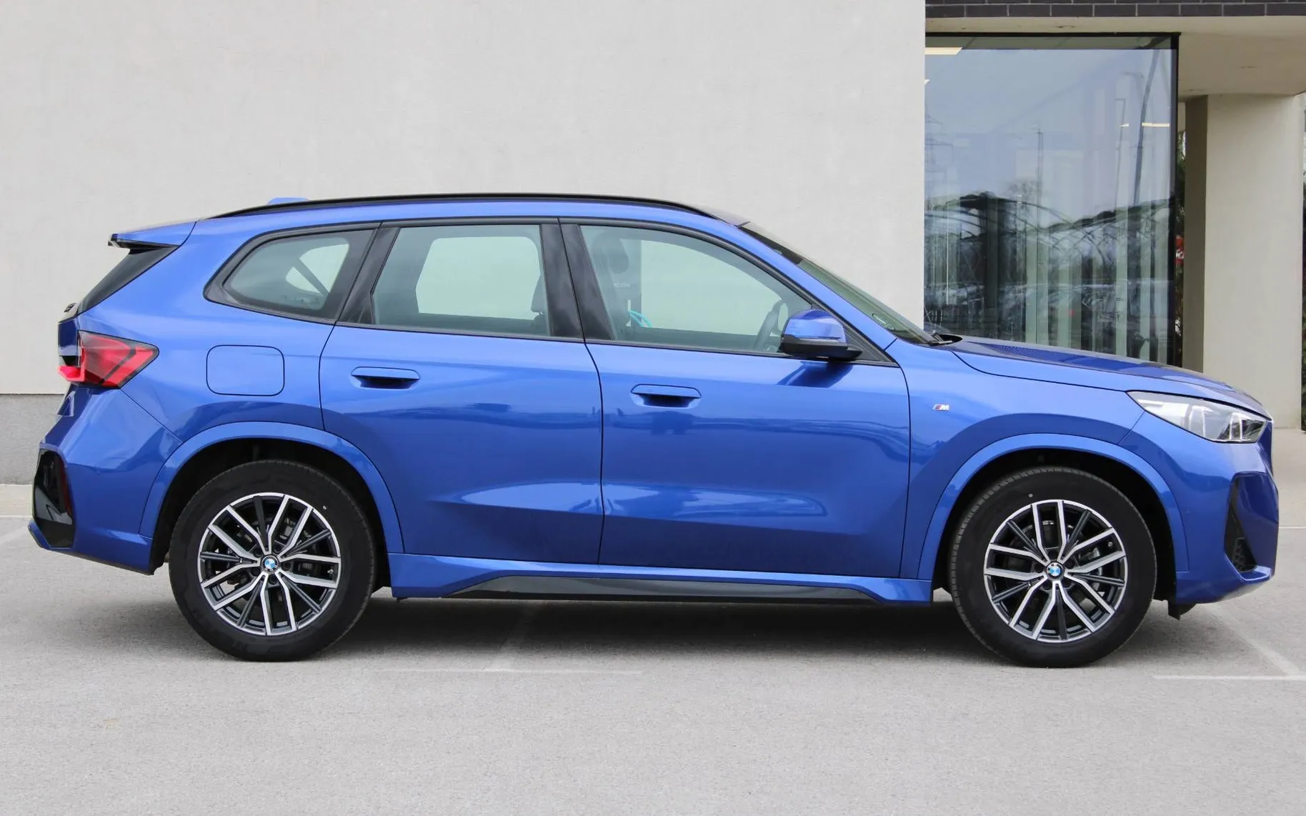 Zunanja slika - BMW X1 - serija :  sDrive18i  AT  M SPORT KAMERA KEYLESS LED - 8