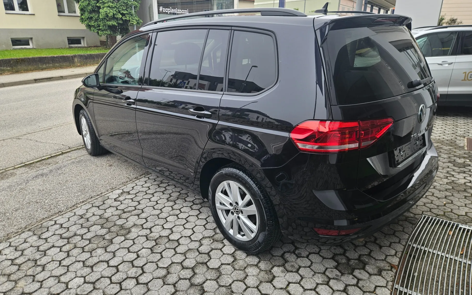 Zunanja slika - Volkswagen Touran - 2.0 TDI Family DSG - 4