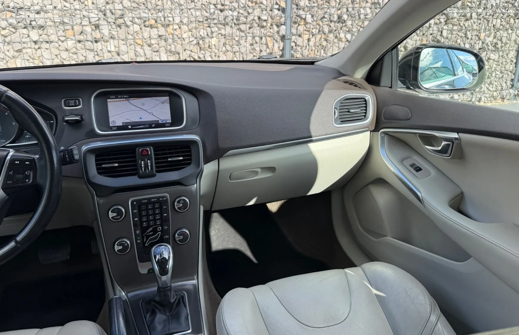 Zunanja slika - Volvo V40 - D2 Momentum AVT. |NAVI|PDC|USNJE| - 14