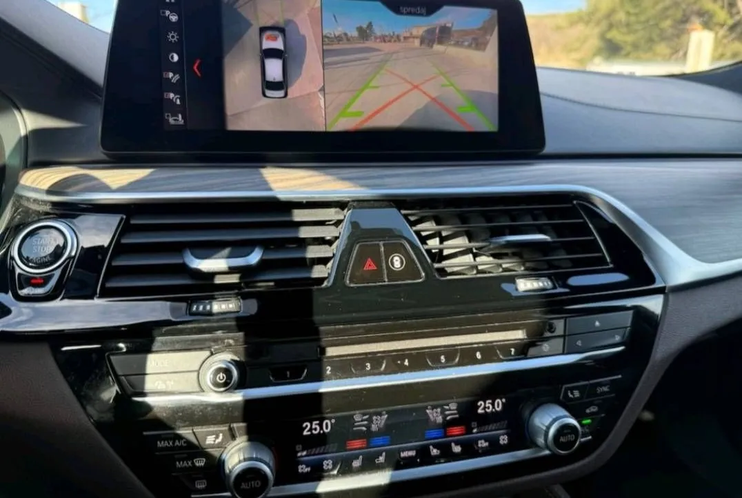 Notranja slika - BMW serija 5: - M550i xDrive Avt. - 10
