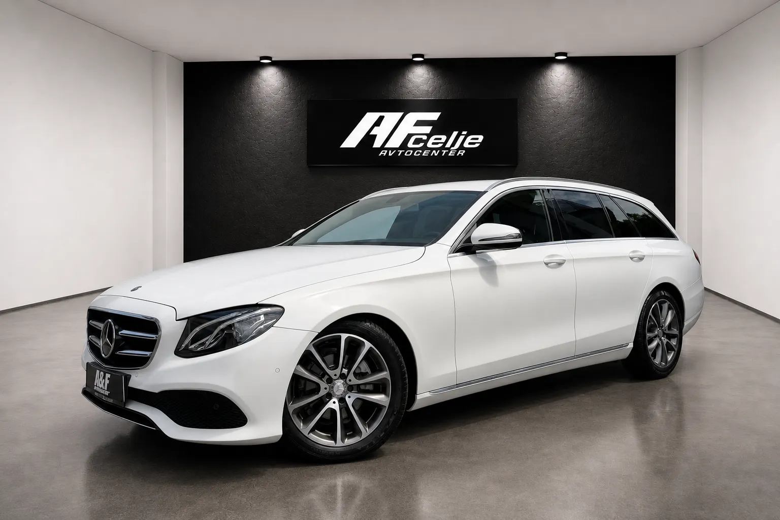 Zunanja slika - Mercedes-Benz E-Razred - 220CDI-AUT-AVANTGARDE-LIZING ZA TUJCE-XENON+LED-.. - 1