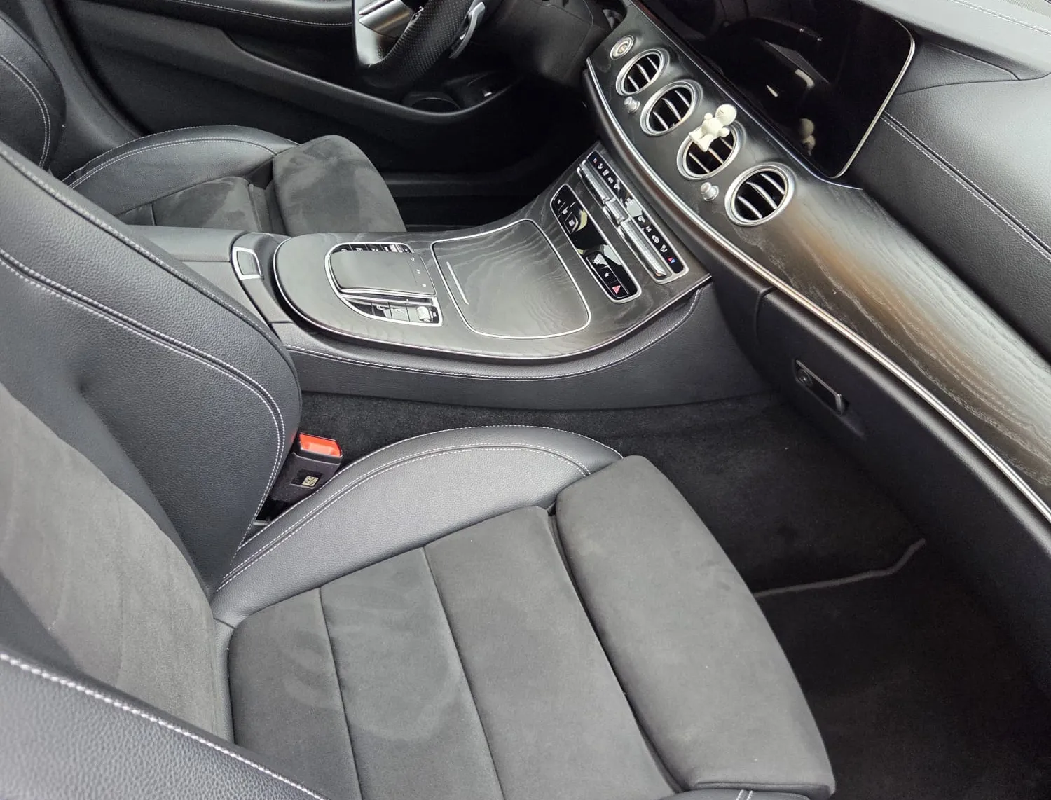 Notranja slika - Mercedes-Benz E-Razred - E 220 d T AMG Line Avt. - 4