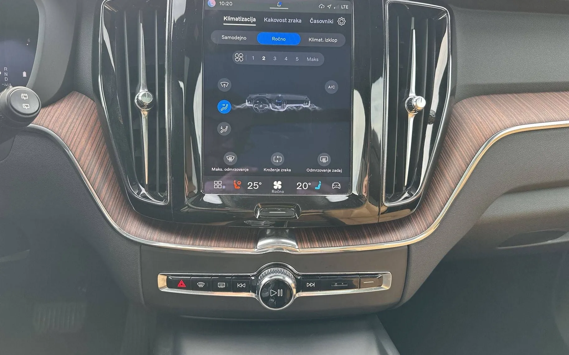 Notranja slika - Volvo XC60 - B4 D AWD Plus Dark Avt. Zračno Pano ACC Kljuka - 19