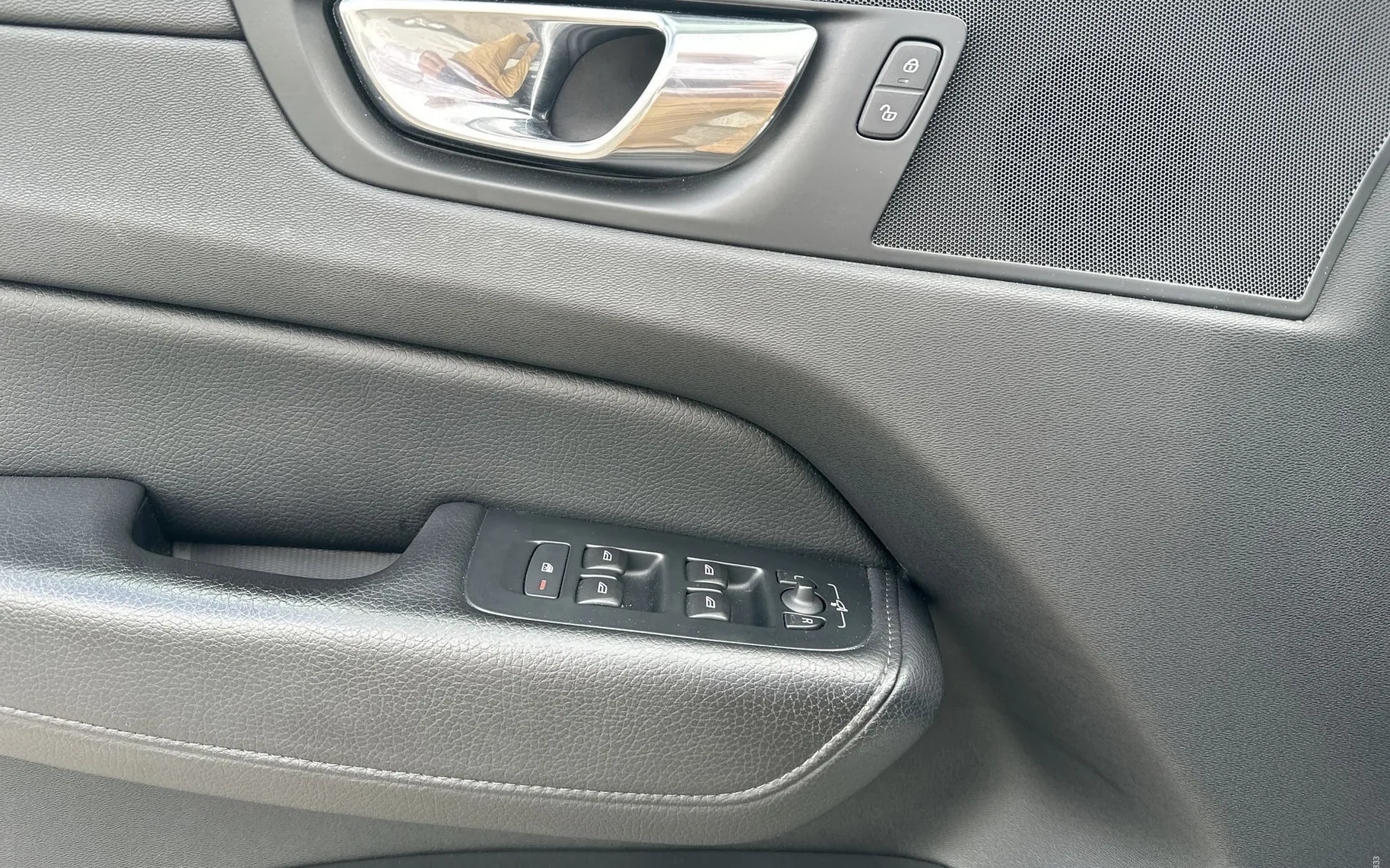 Notranja slika - Volvo XC60 - T8 Recharge Twin Engine AUT  Zračno Kljuka Pano... - 16