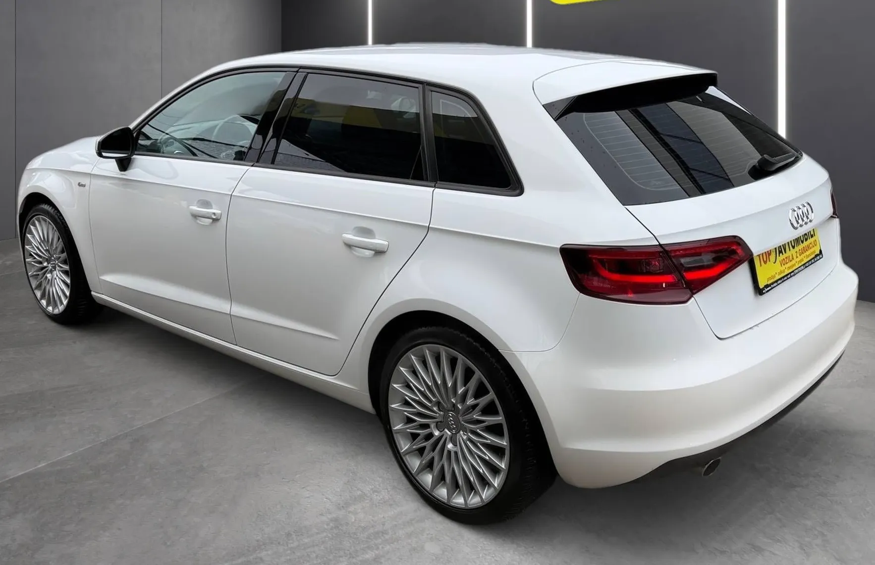 Zunanja slika - Audi A3 - 1.6 TDI S LINE LED NAVI PARKIRNI SENZORJI TEM TOP. - 4