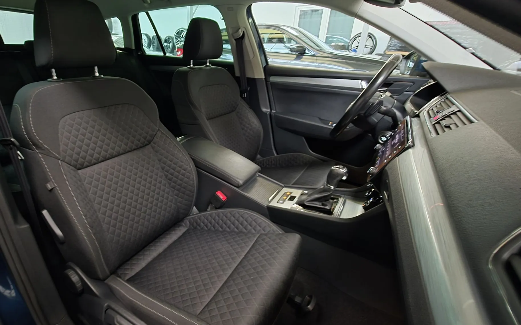 Zunanja slika - Škoda Superb - Combi 2,0 TDI Ambition DSG ACC NAVI LED KAM KLJUKA - 17