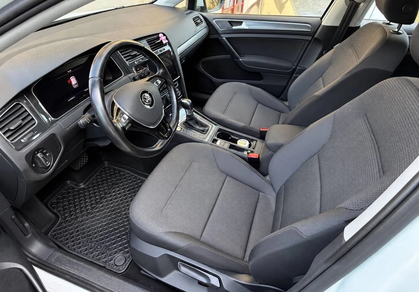 Notranja slika - Volkswagen Golf - e- - 7