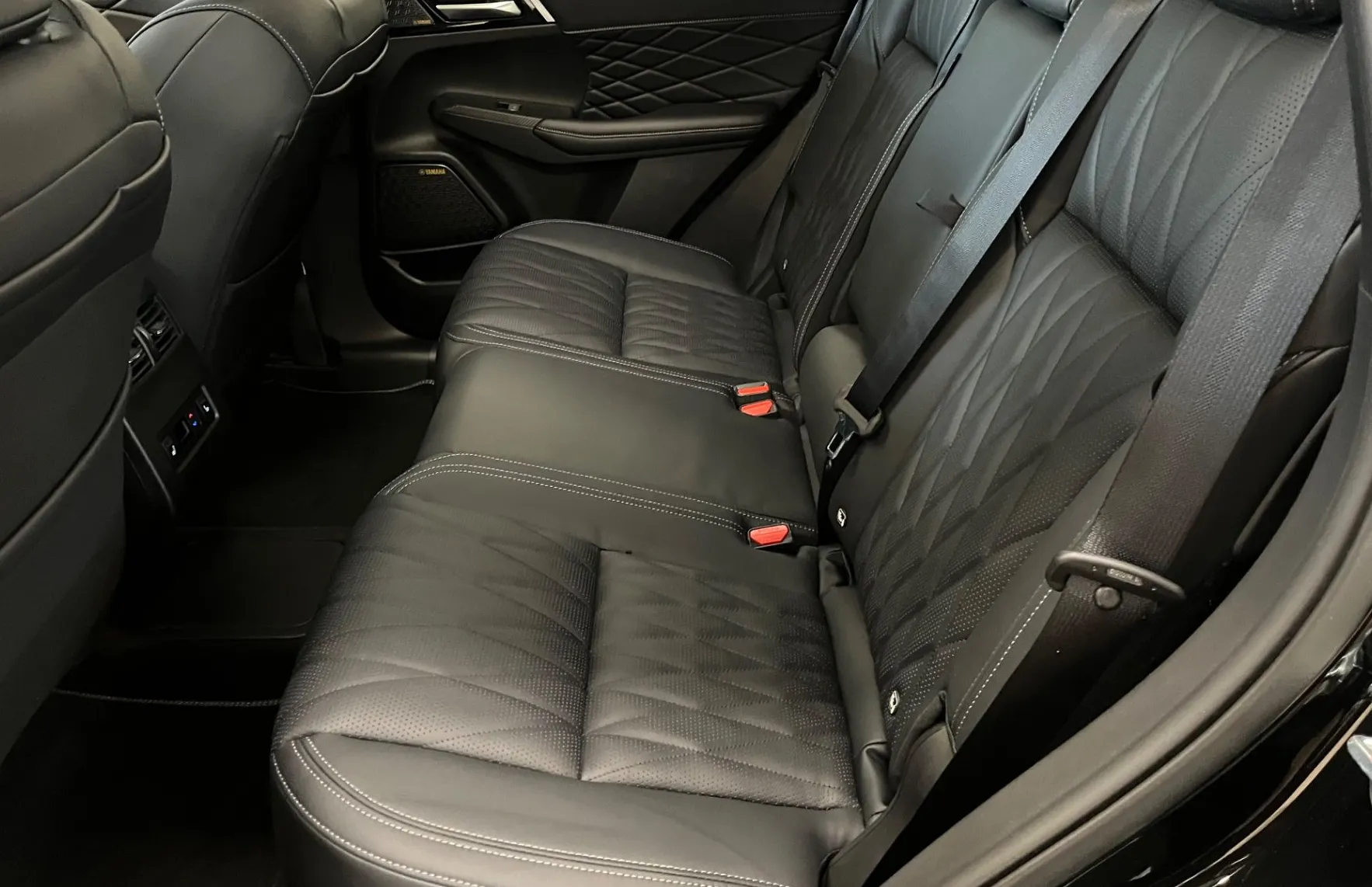 Zunanja slika - Mitsubishi Outlander - Black Edition PHEV 4WD 2.4  Avt. - NA ZALOGI - - 10