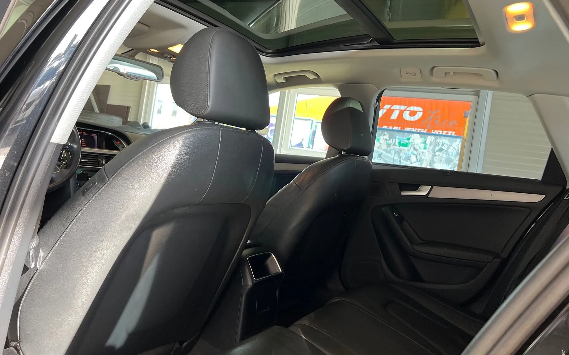 Notranja slika - Audi A4 Avant - 2.0 TDI-BI-XENON-LED-PANORAMA-NAVI-USNJE-GRETJE S - 12