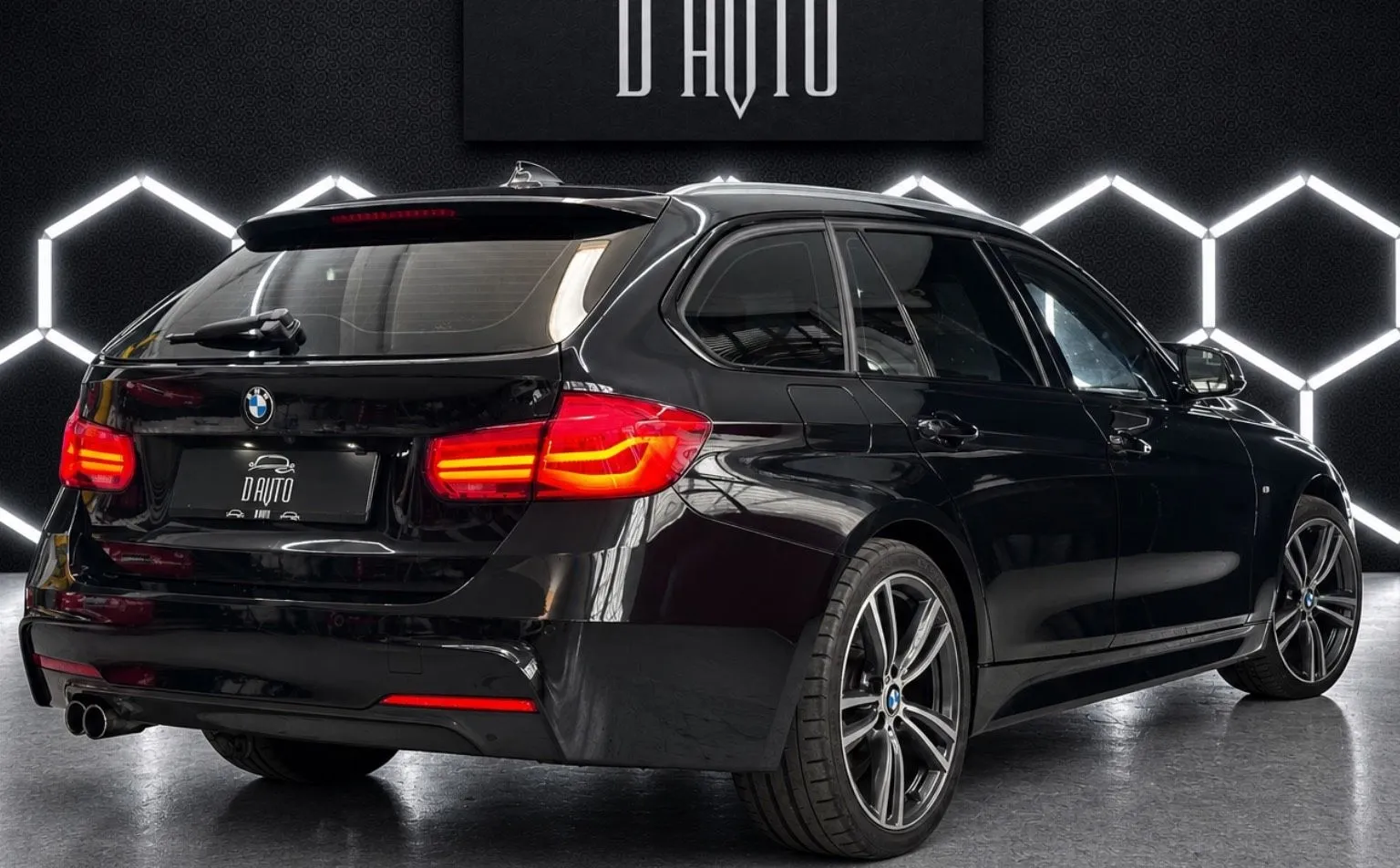 Notranja slika - BMW serija 3 Touring: - serija 3  320d xDrive M Sport KAMERA+HUD+KEYLESS - 8