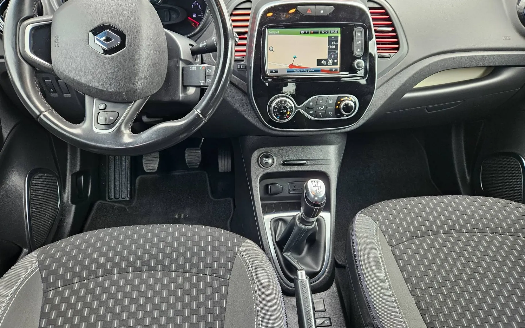 Notranja slika - Renault Captur - TCe 130 Intens SLO NAVI KAMERA LED MRTVI KOT - 9