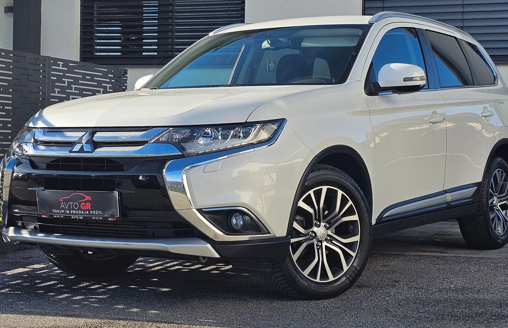 Zunanja slika - Mitsubishi Outlander - 2.2 DI-D 4WD INTENSE+4VT-.KLJUKA- LED-NAVI-PERLA B - 10