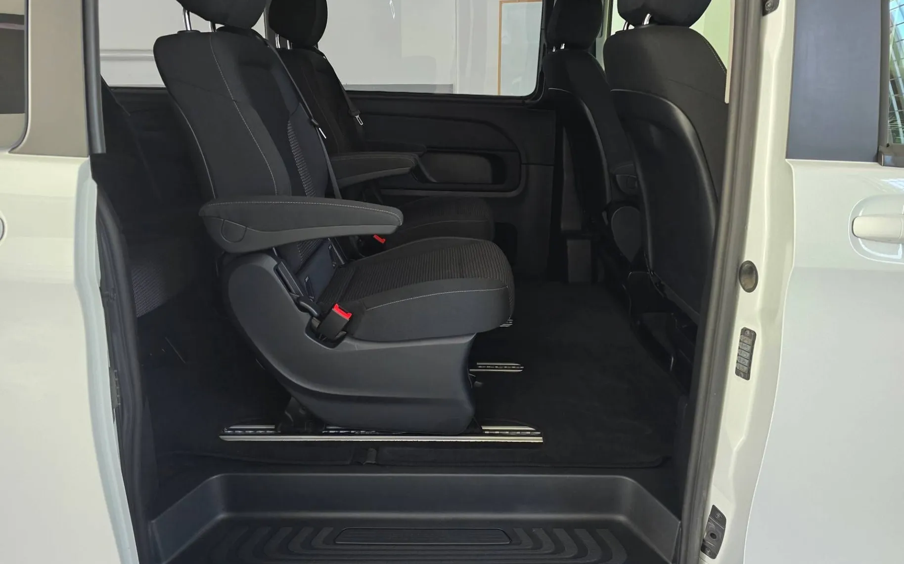 Notranja slika - Mercedes-Benz V-Razred - V 220 d Edition Lang-dolgi Avt. - LED.navi.kamera - 16