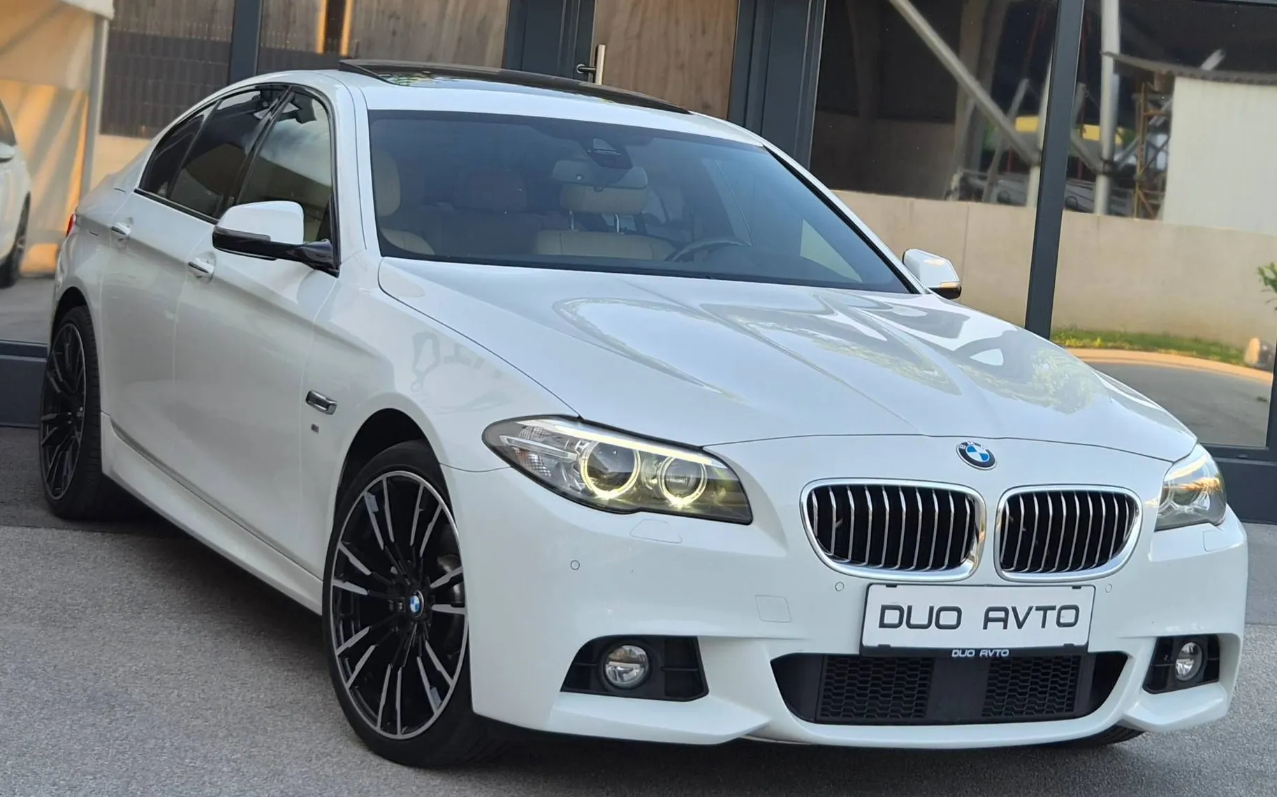 Notranja slika - BMW serija 5: - 520D-XDRIVE-ŠIBEDAH-KAMERA-HEAD UP-USNJE-ACC-SLO - 12
