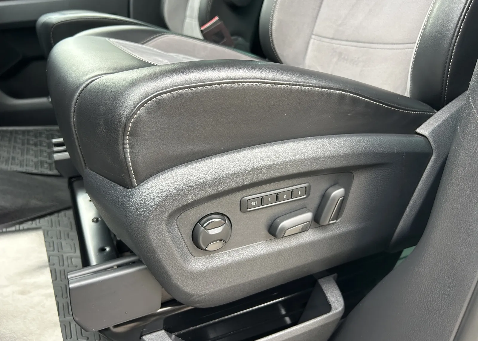 Zunanja slika - Volkswagen Multivan - T6.1 2,0 TDI KMR Highline DSG - 17