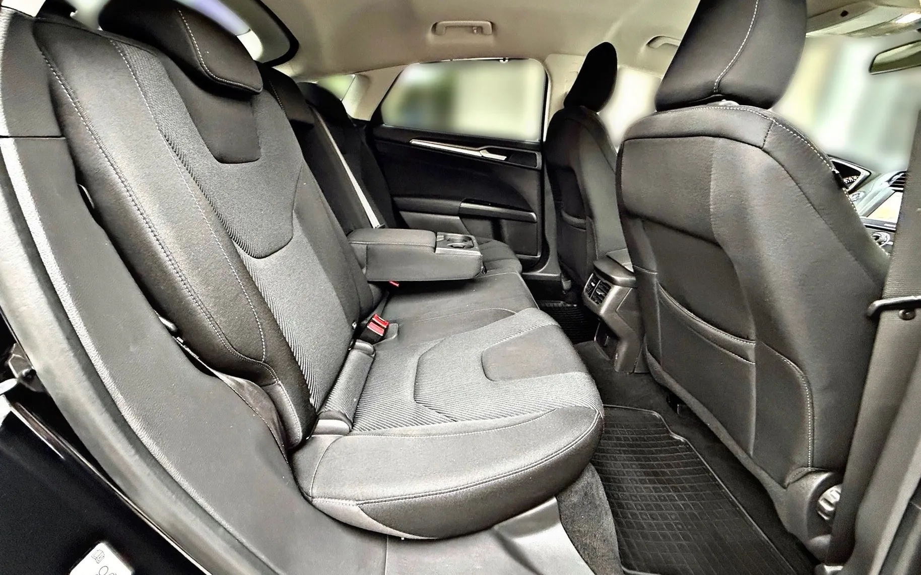 Notranja slika - Ford Mondeo - 2.0 TDCi TITANIUM-AVT.-LIMO-154KW-LED-NAVI-KAMERA - 17