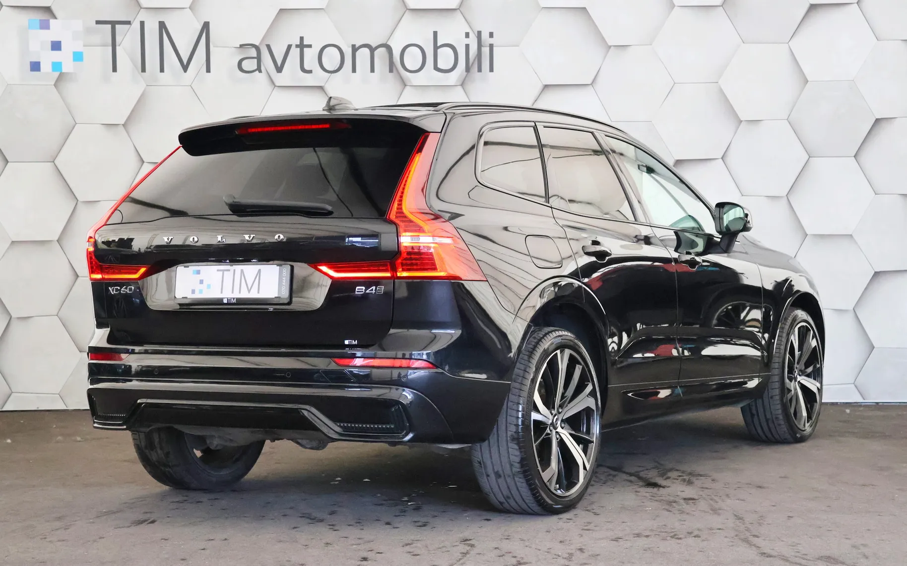 Zunanja slika - Volvo XC60 - B4D AWD Geartronic R-Design DARK Plus 197KM - 3