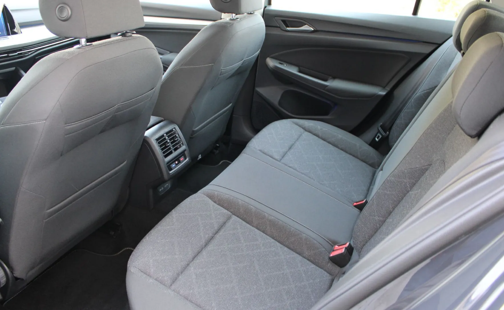 Zunanja slika - Volkswagen Golf - 2.0 TDI BUSINESS 85  115  LED NAVI ALU PDC KAMERA - 13