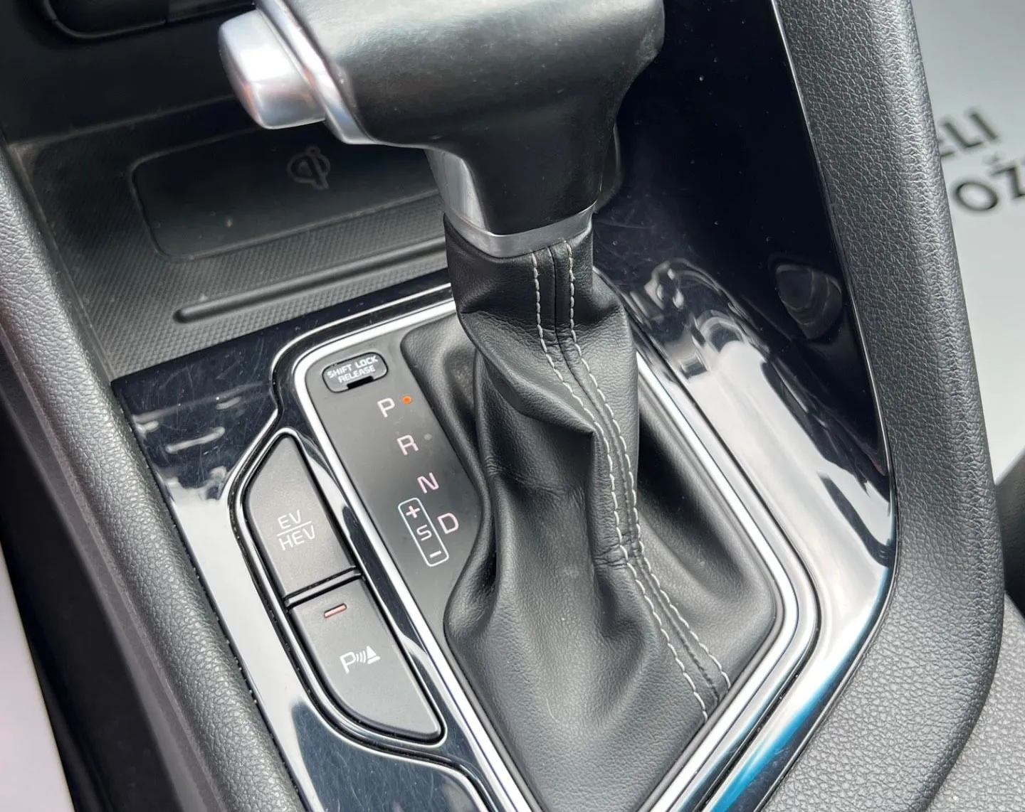 Notranja slika - KIA Niro - 1.6 PHEV+1.LAST+SLO+KAMERA+MRTVI KOT+JBL+KLJUKA - 10
