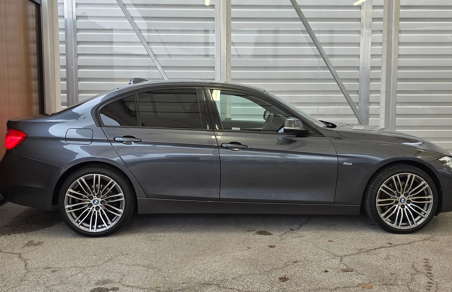 Zunanja slika - BMW Serija 3 - : 330i xDrive Sport Line- LED - VEL.NAVI - AMBI -PDC - 5