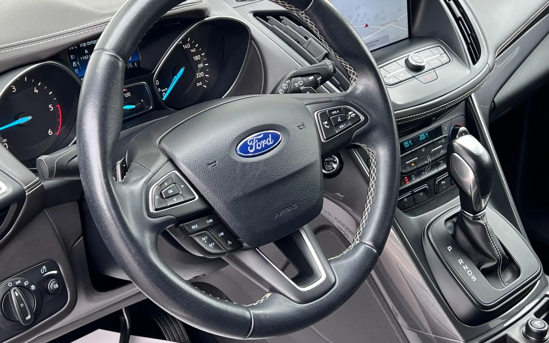 Notranja slika - Ford Kuga - 4x4 2.0 TDCi Vignale+LED+KEYLESS+SONY+AMBI - 11