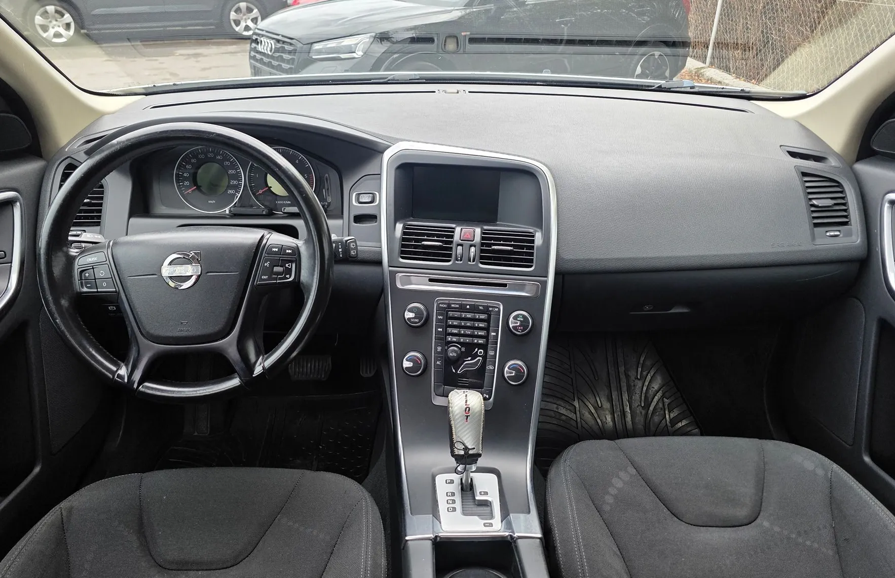 Zunanja slika - Volvo XC60 - FWD D4 MOMENTUM AVTOMATIK-ALU PLATIŠČA-KLIMA-NAVI - 9