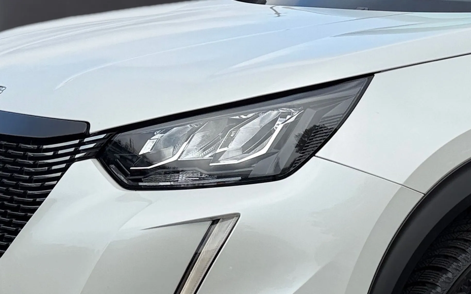 Zunanja slika - Peugeot 2008 - 1.2 PureTech 100 S S Allure Pack-SLO-LED- - 5