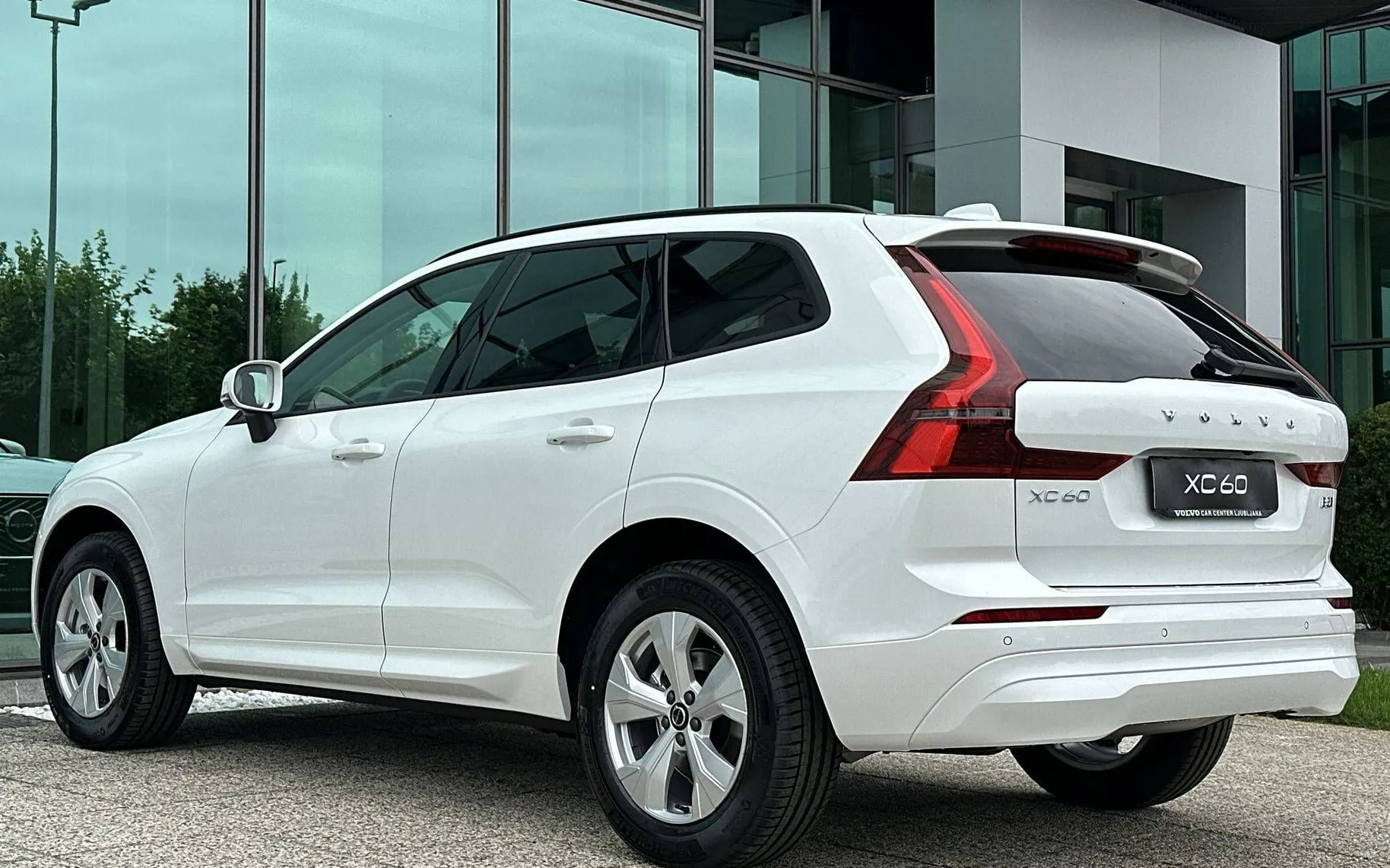 Notranja slika - Volvo XC60 - B5  P  Core AT AWD 3 leta garancije + 3 servisi... - 7
