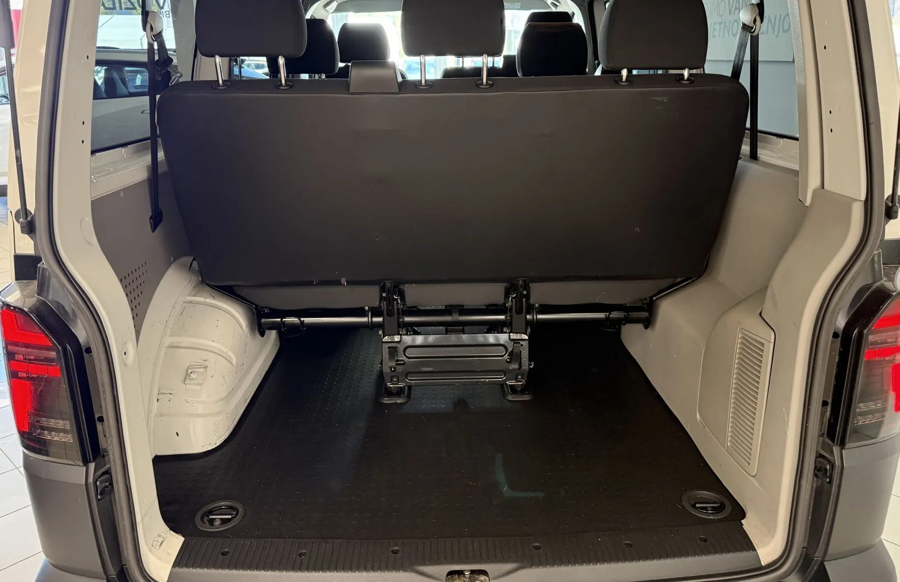 Zunanja slika - VW Transporter - T6 Kombi  7+1  2.0 TDI DSG - 11