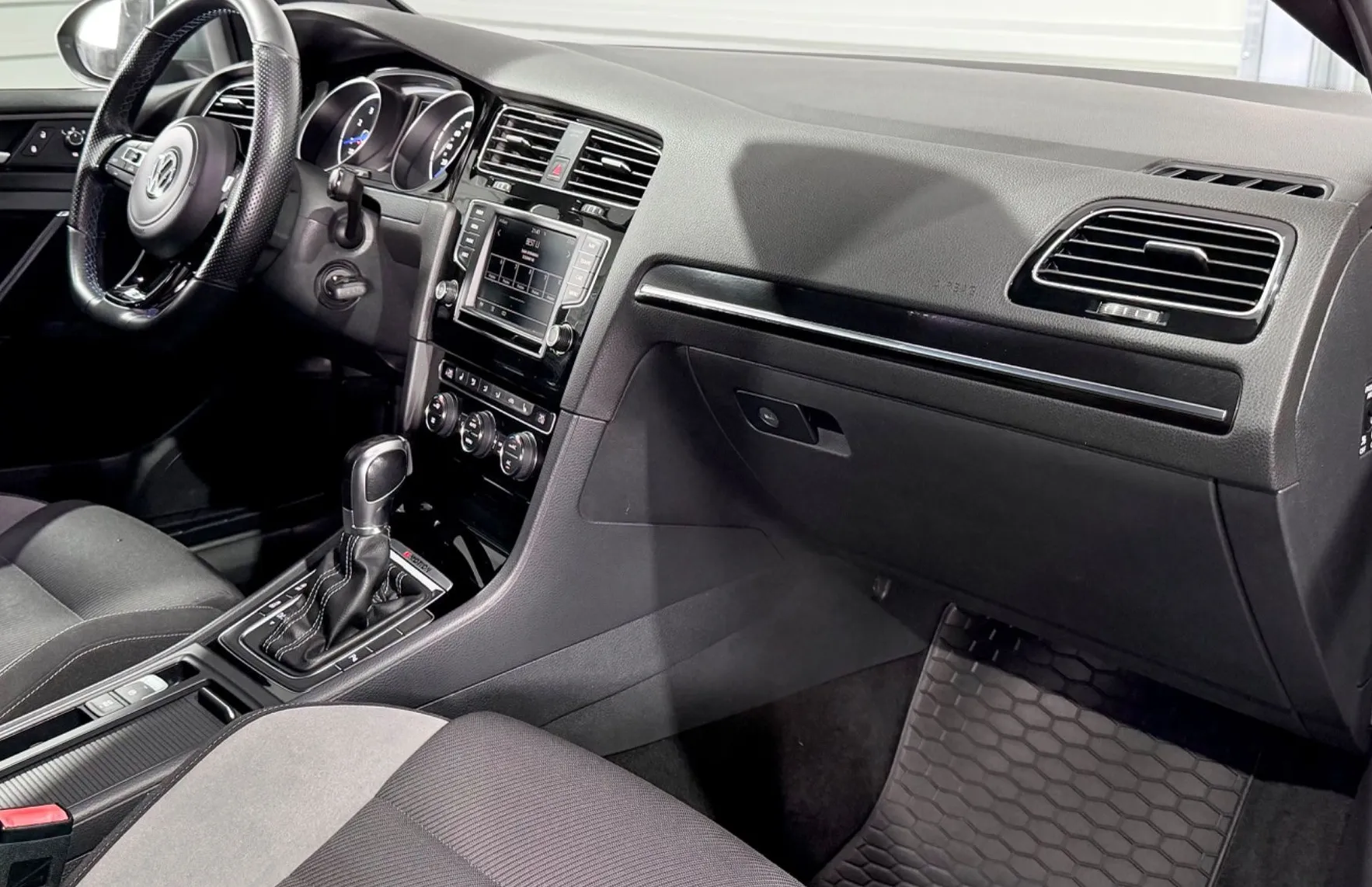 Zunanja slika - Volkswagen Golf - R - 4 MOTION - DSG - DRIVE SELECT - NAVI - PDC - 12