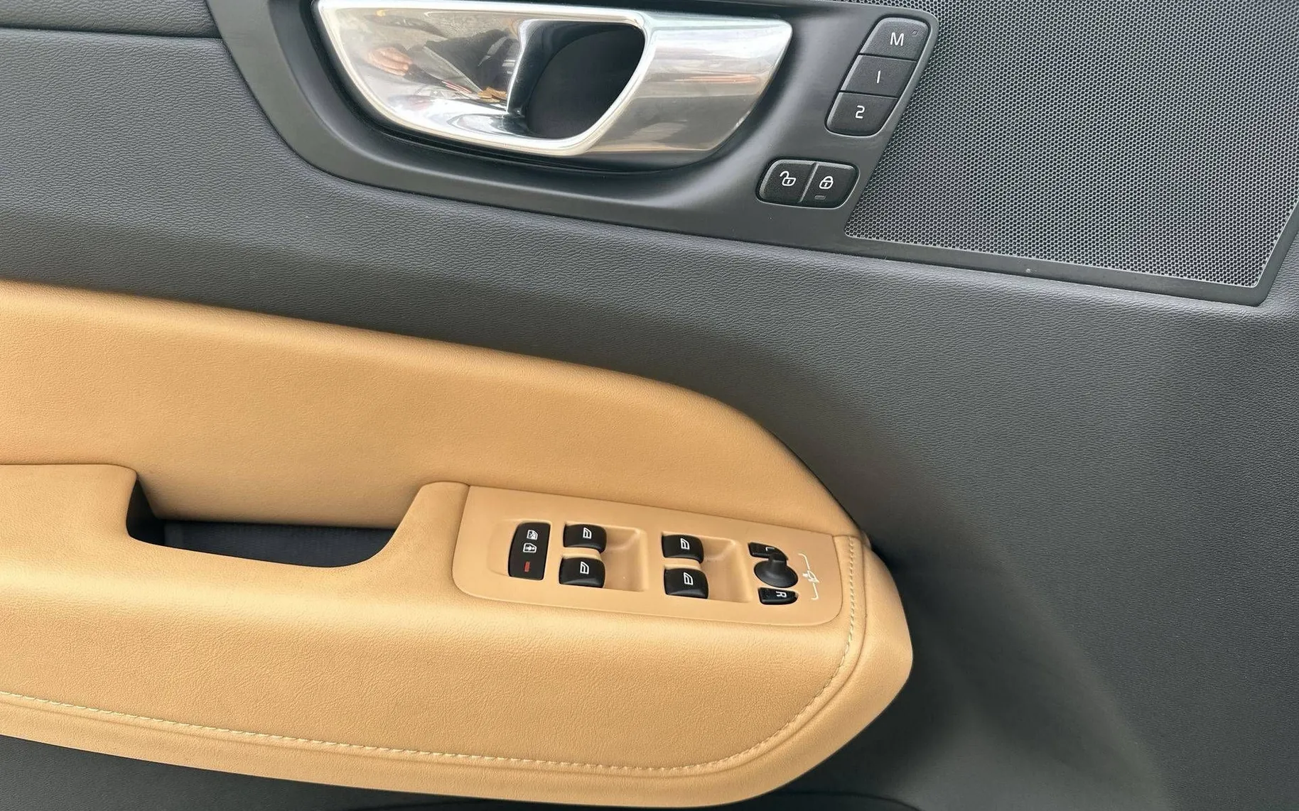 Notranja slika - Volvo XC60 - B4 D AWD Plus Dark Avt. Zračno Pano ACC Kljuka - 13