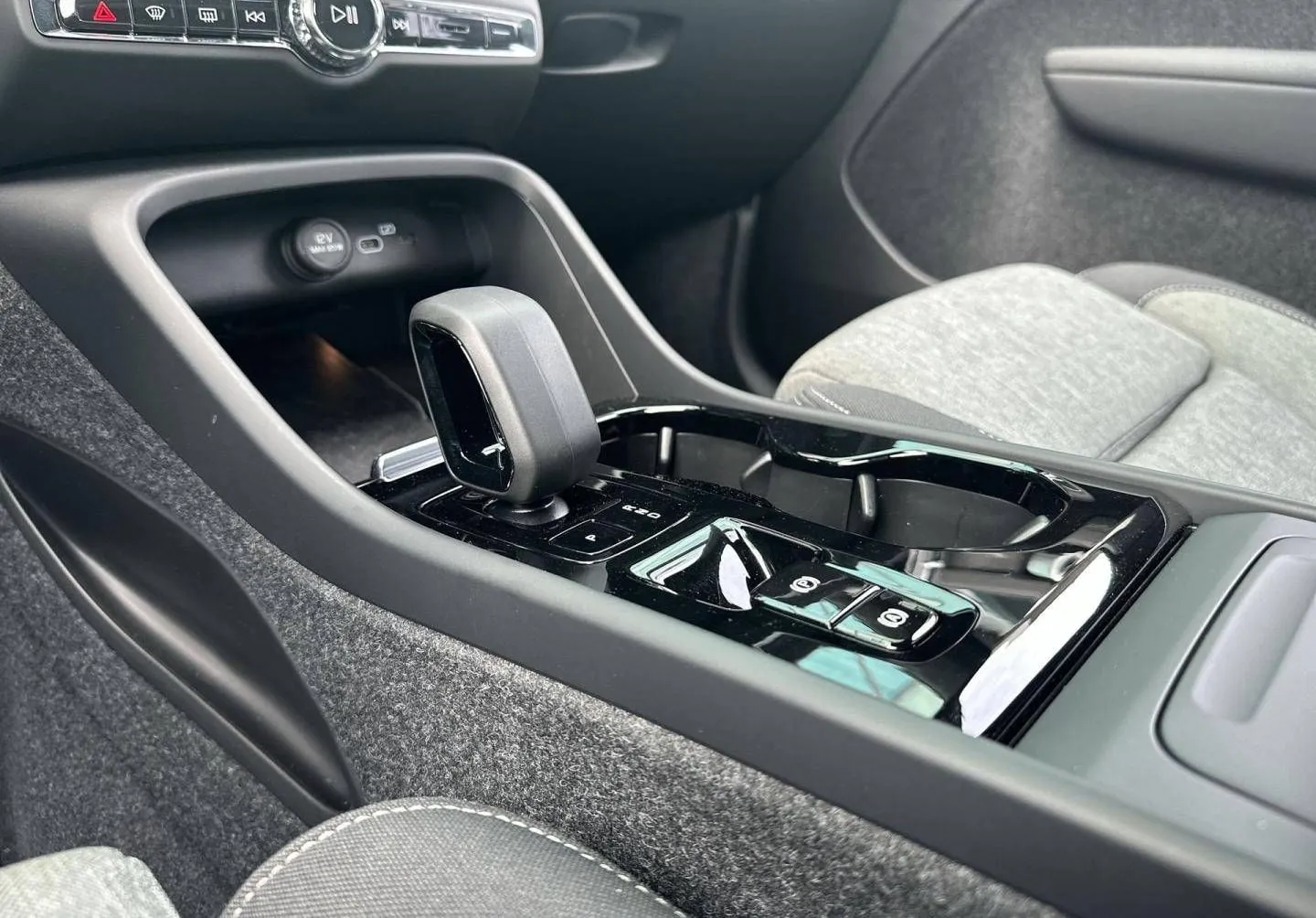 Notranja slika - Volvo XC40 - B3P Plus Dark Avt. - 20