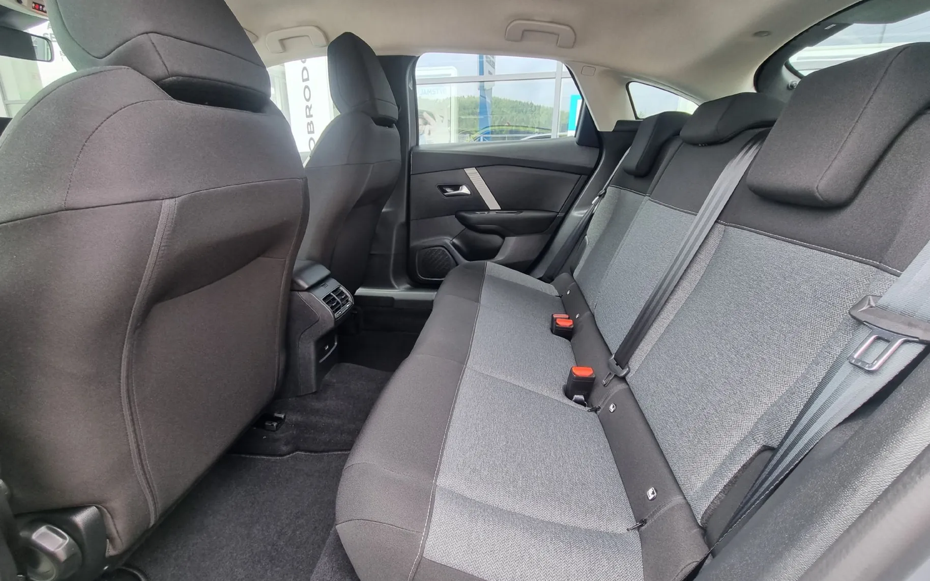 Zunanja slika - Citroën C4 - 1.2 PureTech 100 You  - SAMO 19.857KM - ODLIČEN - 9