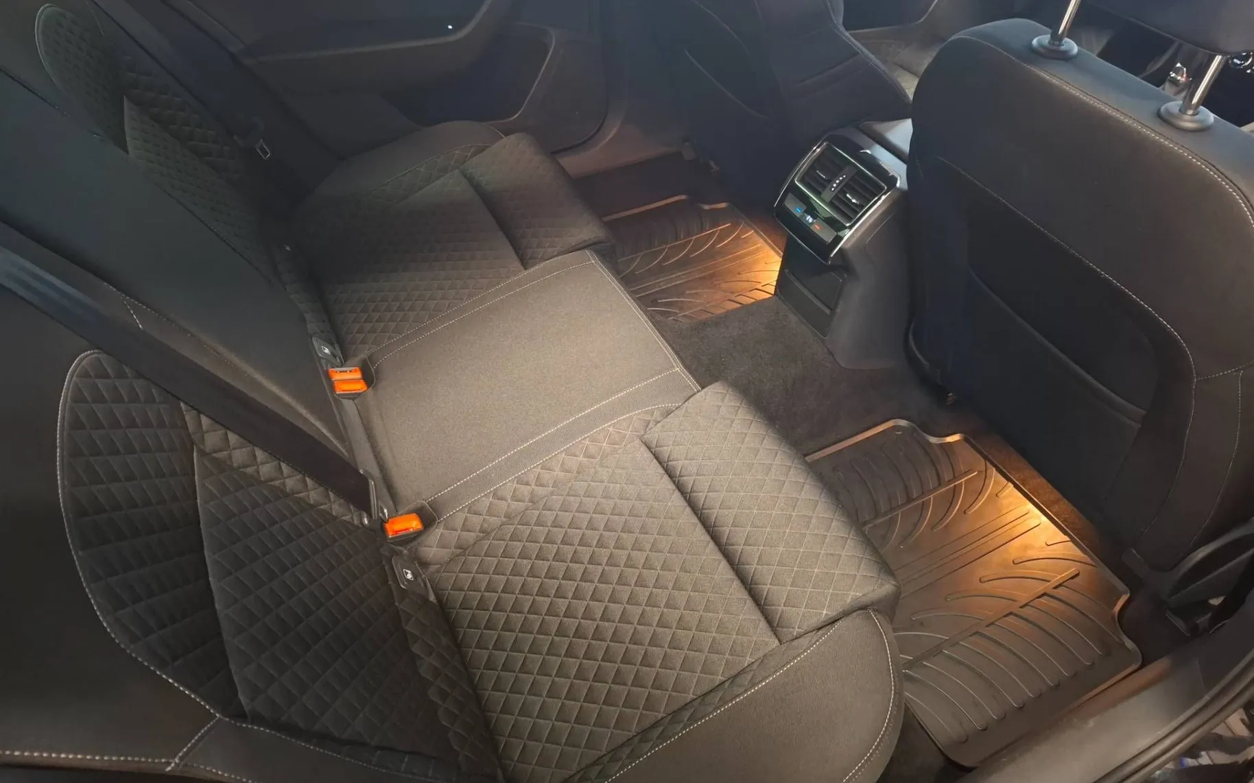 Notranja slika - Škoda Superb - 2.0 TDI 4x4 Sportline Combi DSG 190KM-KAMERA-LED- - 9