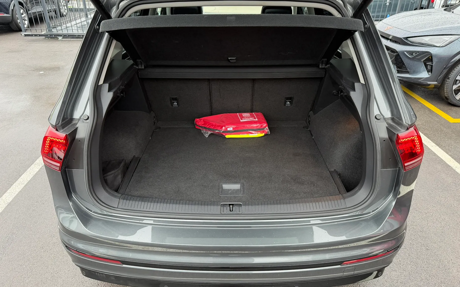Zunanja slika - Volkswagen Tiguan - 2.0 TSI 4MOTION BMT avt. R-Line Ed.140kW BLACK ED. - 9
