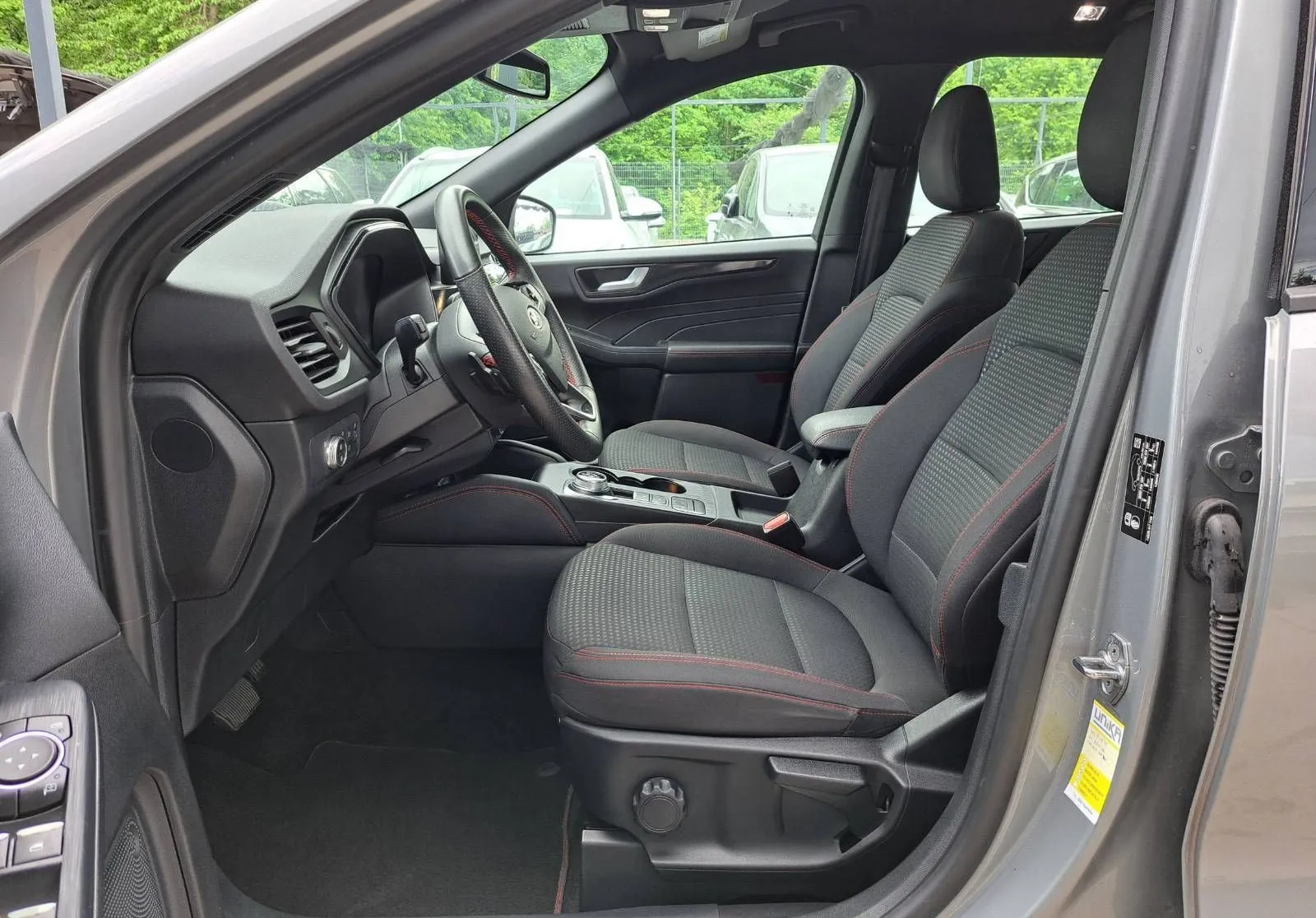 Notranja slika - Ford Kuga - 1.5 EcoBlue ST-Line Avt.-1 LASTNIK-GARANCIJA - 8