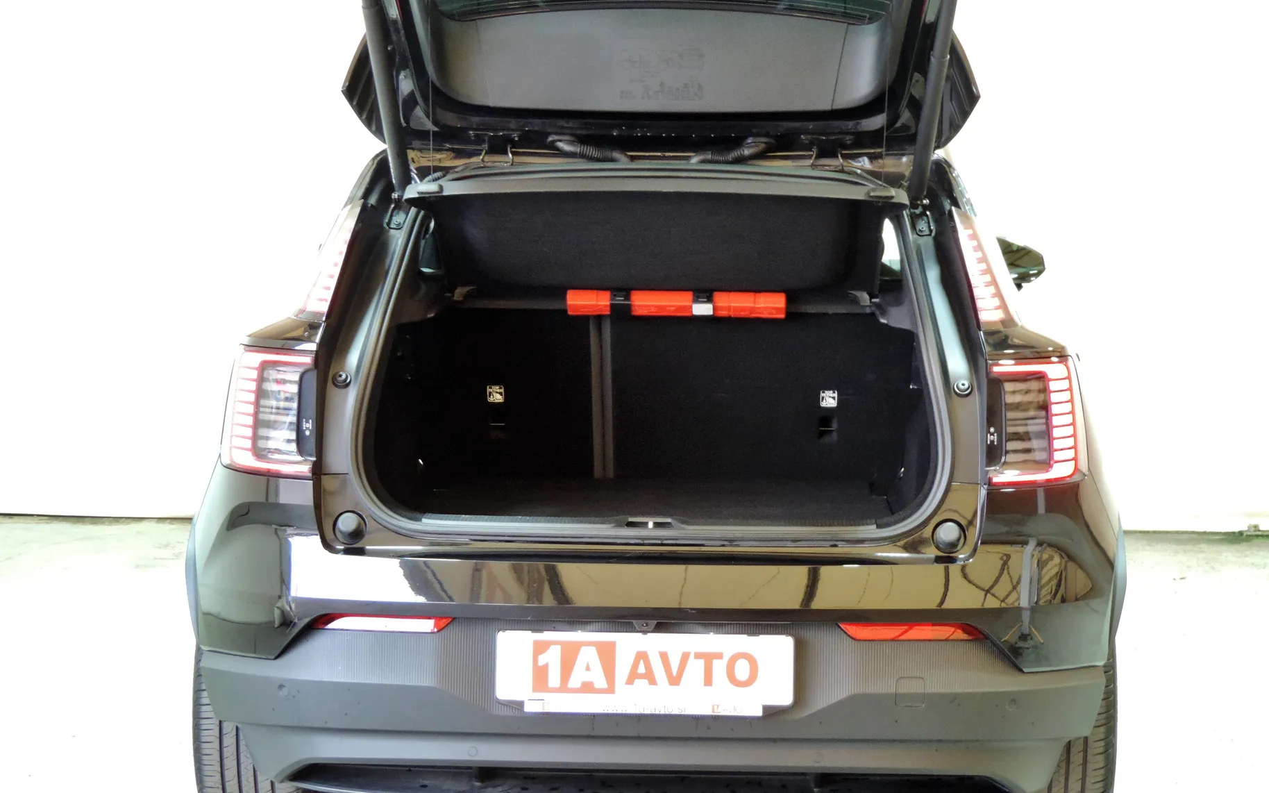 Zunanja slika - Volvo EX30 - Single Motor  51 kWh  Plus - 18
