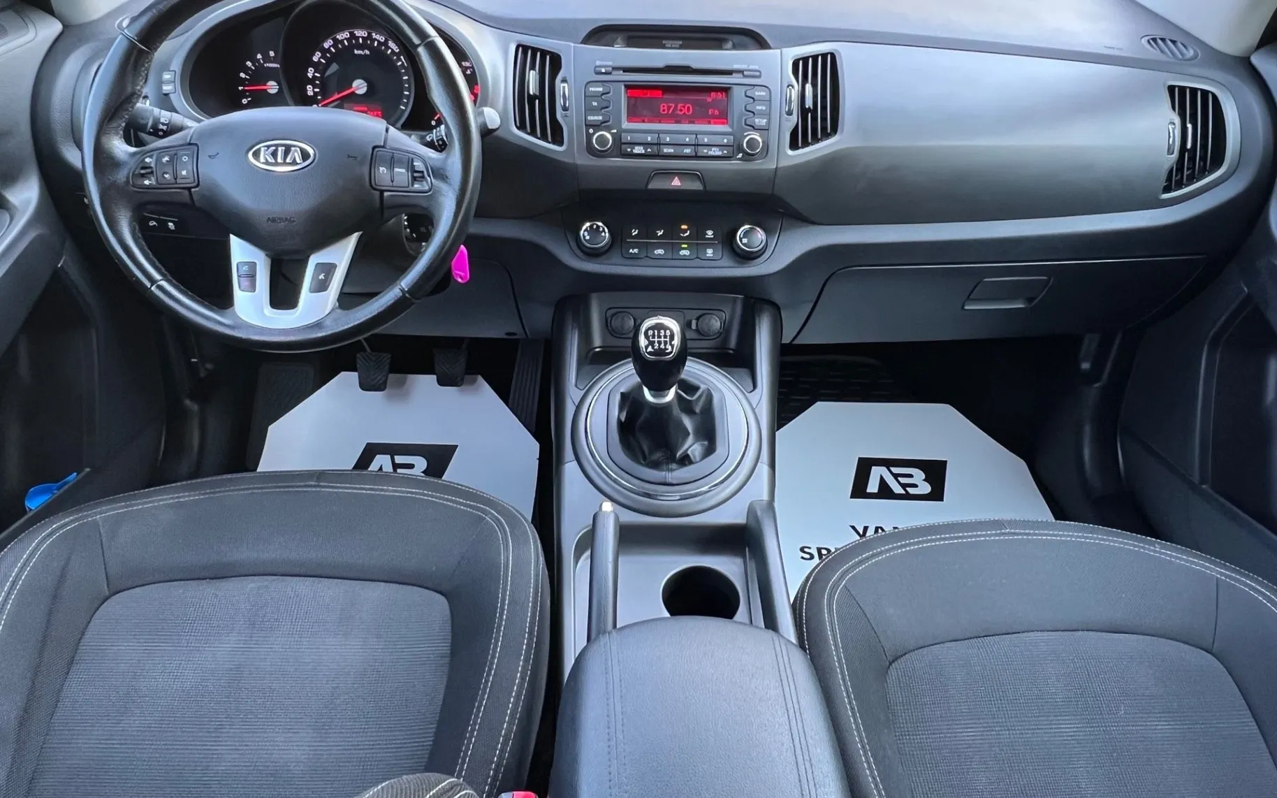 Notranja slika - KIA Sportage - 1.7 CRDi+SLO... - 12