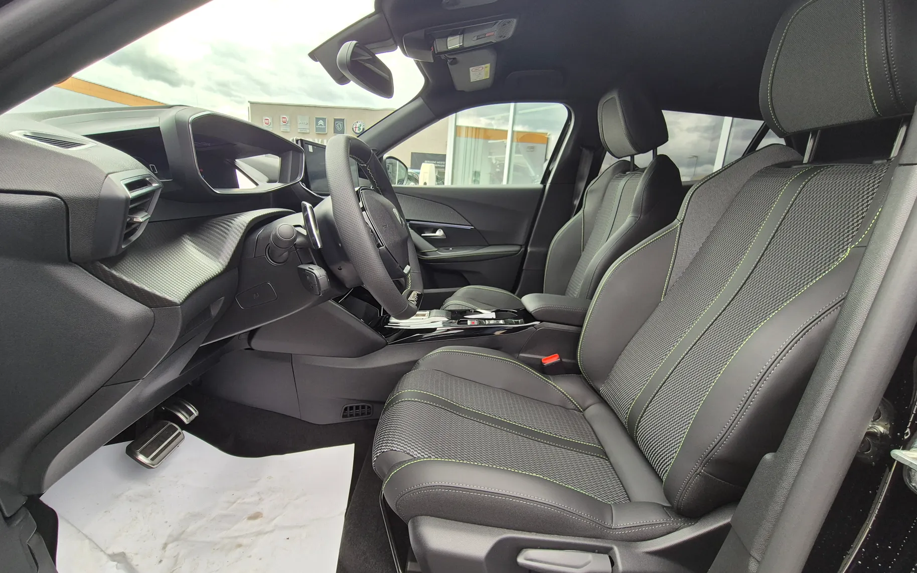 Zunanja slika - Peugeot 2008 - GT HIBRID 145 - 2