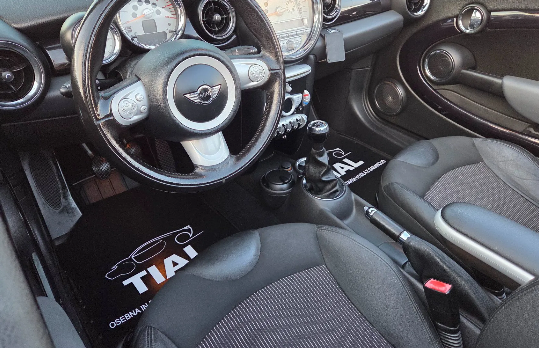 Zunanja slika - MINI Cabrio - One KLIMA-ALU17-BI XENON-USNJE-SERVISNA - 13