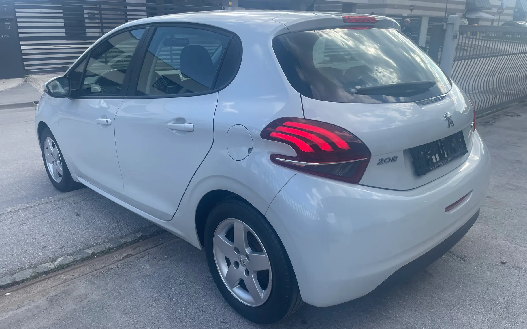 Zunanja slika - Peugeot 208 - 1.2 PureTech 82 ALLURE biserno bele barve - 1