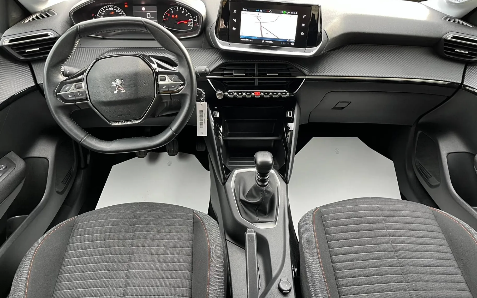 Notranja slika - Peugeot 208 - 1.2 PureTech -1 LASTNIK-49500 km-NAVI-LED-ODLIČEN - 9