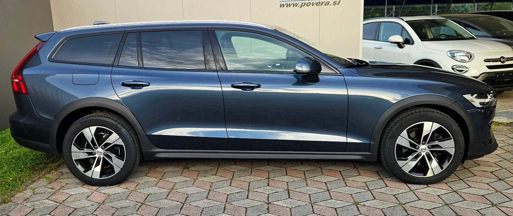 Zunanja slika - Volvo V60 Cross Country - B4 AWD Pro +ACC+Memory+18 Col+Gretje+12.mes.jam - 4