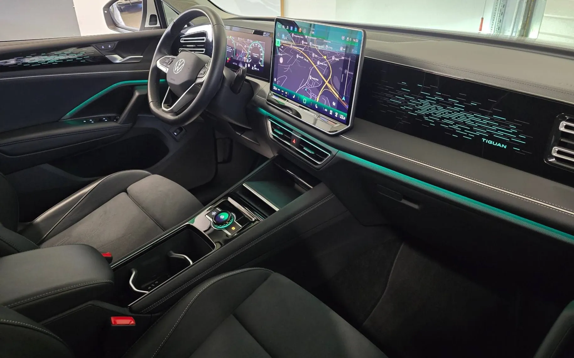 Notranja slika - Volkswagen Tiguan - 2.0 TDI Elegance DSG - LED Plus.alcantara.kamera - 10