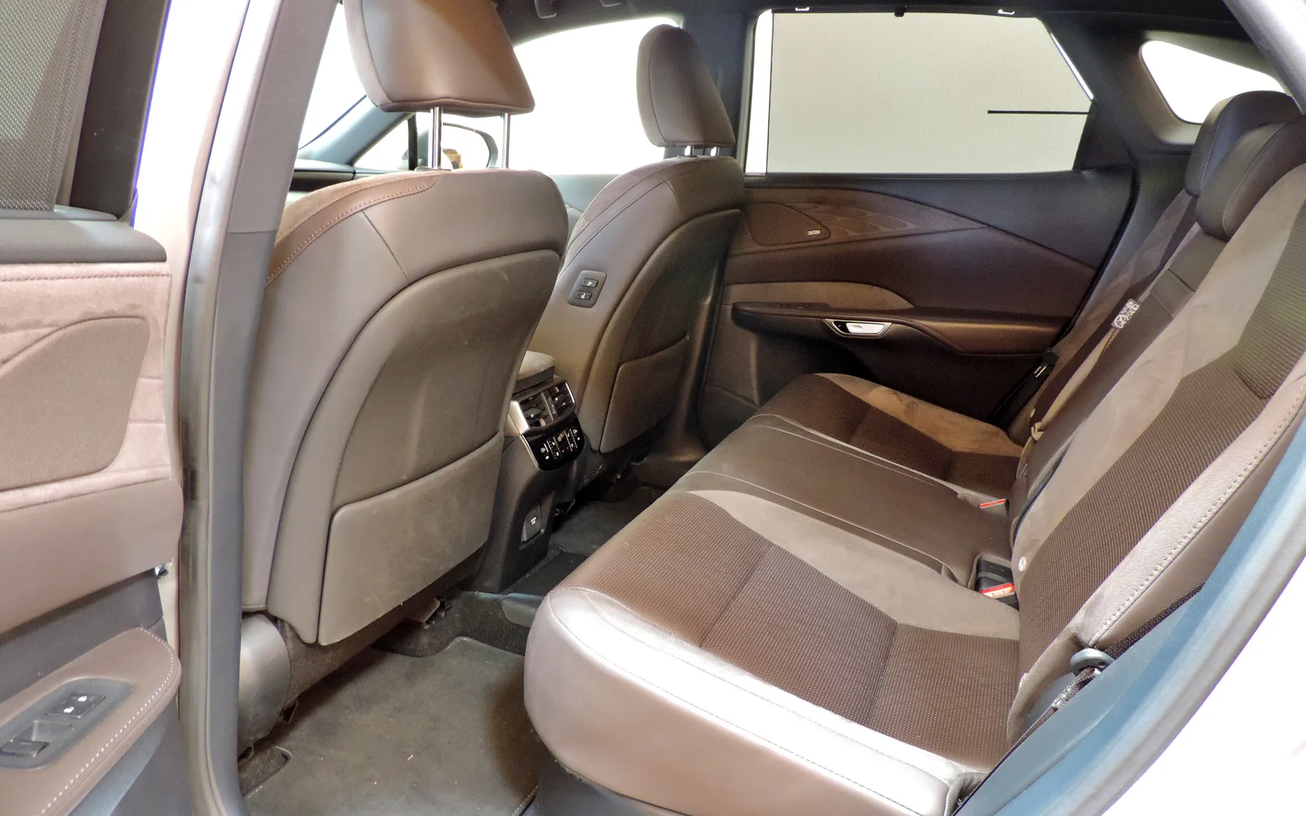 Zunanja slika - Lexus RX - Lexus  450h+ AWD PHEV Luxury. ACC-360-21 COL - 10