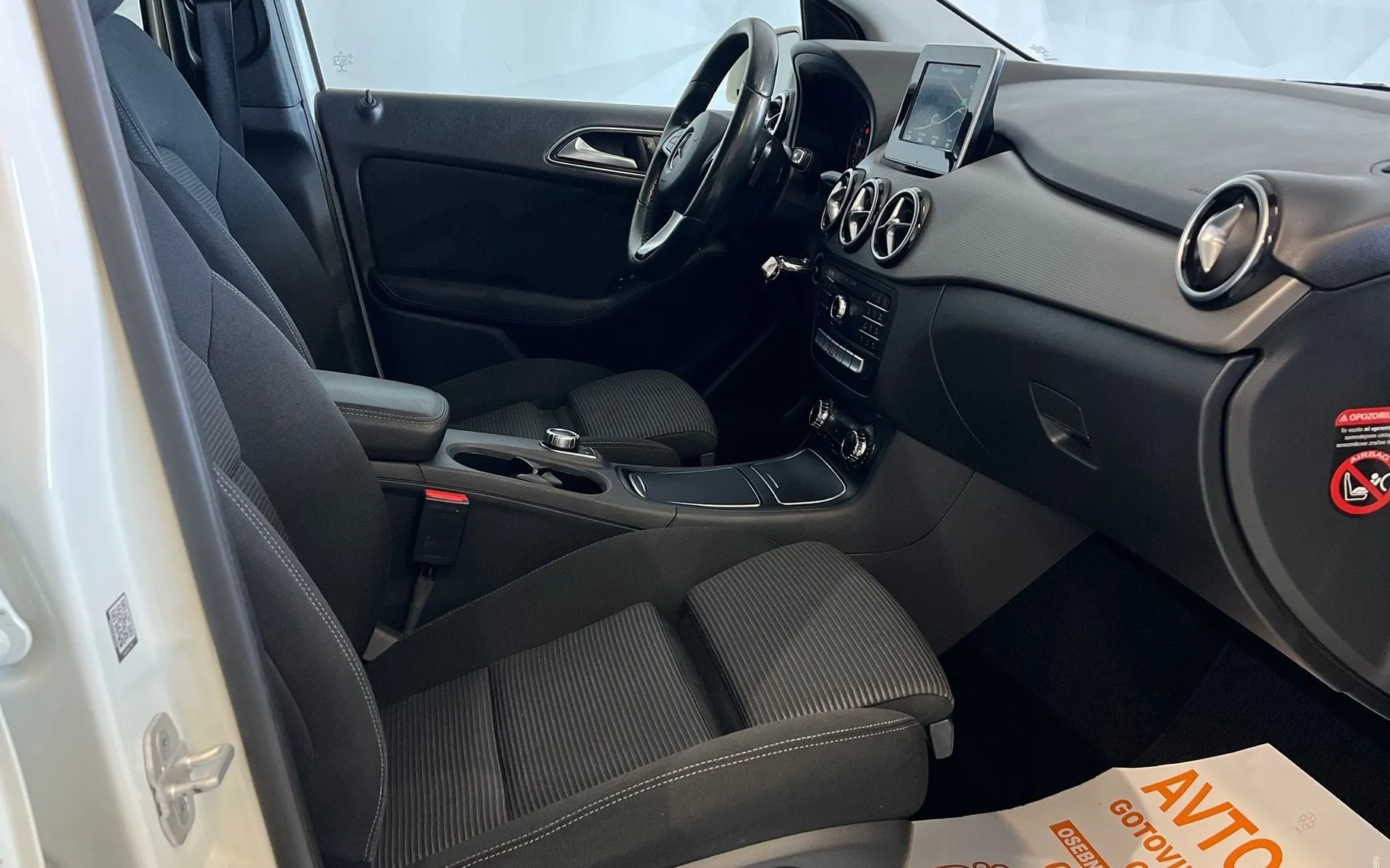 Notranja slika - Mercedes-Benz B-Razred - 200 d-AVTOMATIK-SPORT-LED-KAMERA-NAVI-TEMPOMAT - 11