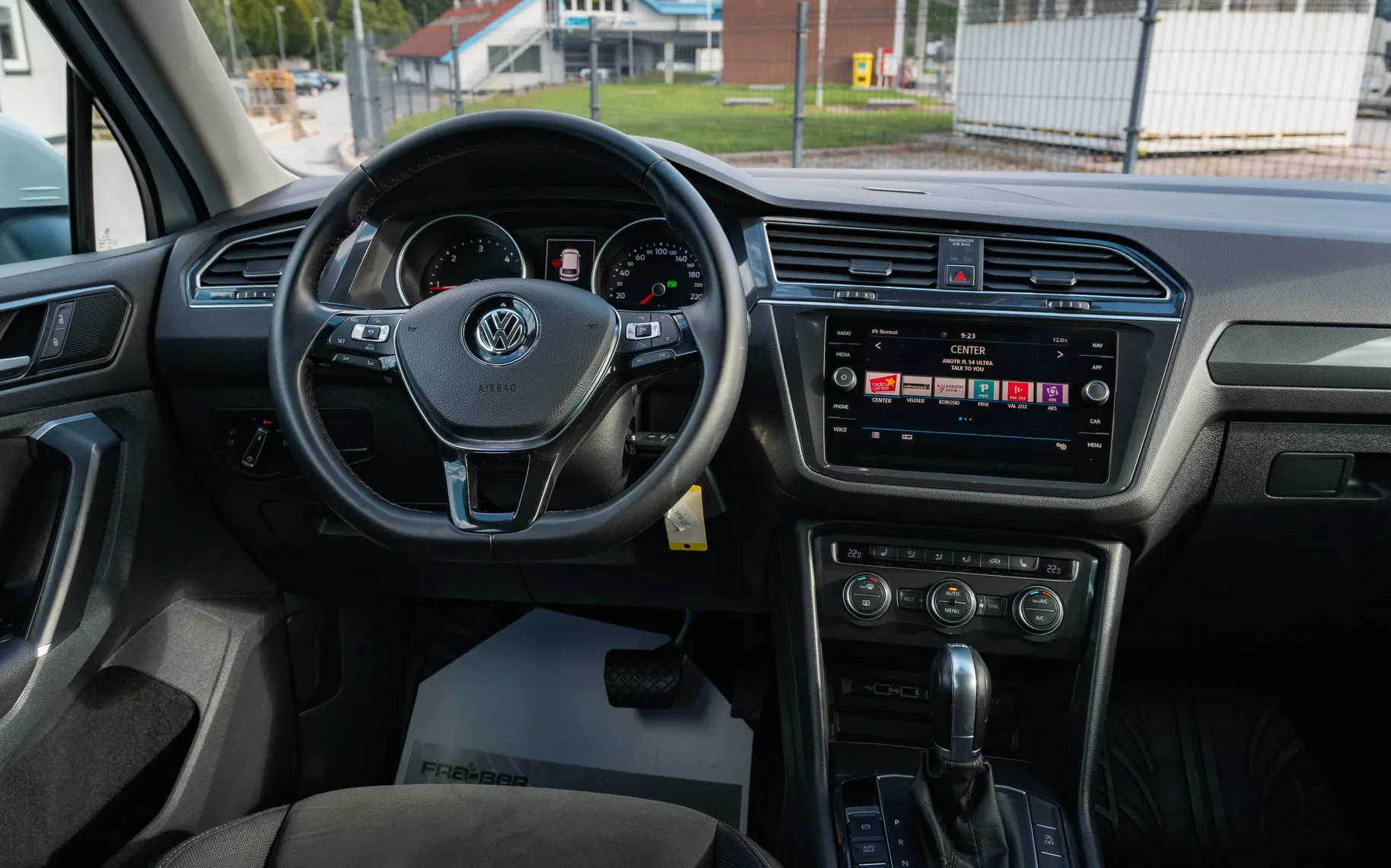 Notranja slika - Volkswagen Tiguan - 2,0 TDI BMT R-Line Edition DSG - 10